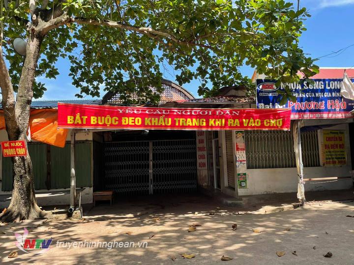 Chợ Hiếu thị xã Thái Hòa không một bóng người.