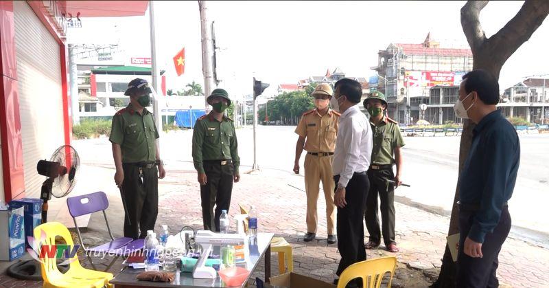 Chủ tịch UBND TP Vinh - Trần Ngọc Tú động viên, chia sẻ khó khăn với lực lượng trực chốt kiểm soát PC dịch bệnh Covid tại vòng xuyến Quán Bàu.