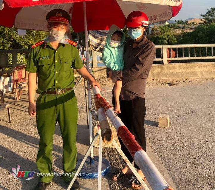  ChooseHai mẹ con chị Trần Thị Hương ra viện trở về nhà và qua chốt kiểm soát để cảm ơn Trung úy Hồ Ngọc Vinh-01.
