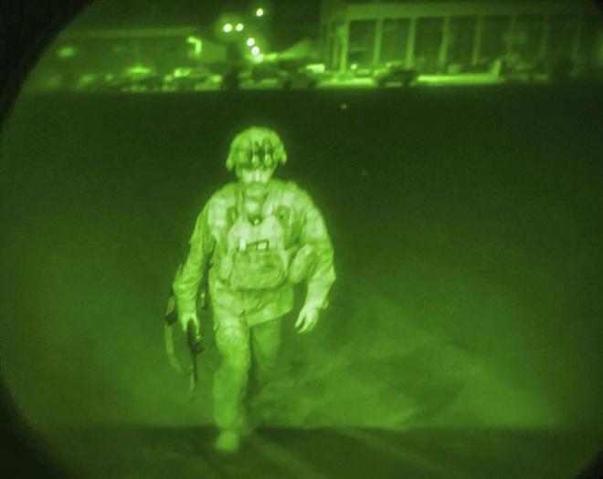 Thiếu tướng Chris Donahue được chụp ảnh qua ống kính nhìn ban đêm trong lúc bước lên chiếc máy bay C-17 cuối cùng của Mỹ rời khỏi Kabul vào ngày 30/8. Ảnh: Bộ Quốc phòng Mỹ.