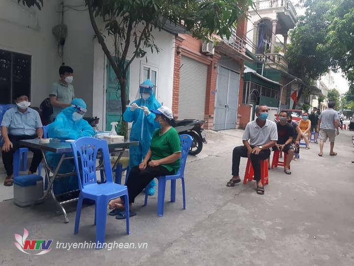  TS.BS Nguyễn Văn Định- Giám đốc CDC Nghệ An đã chỉ đạo các tổ chuyên môn khẩn trương truy vết, phân luồng, lấy mẫu, xét nghiệm