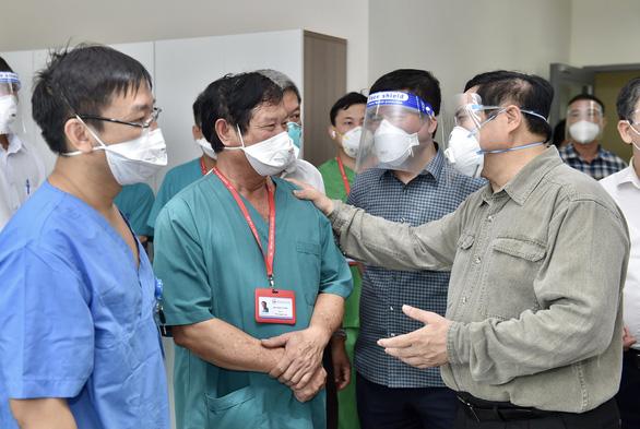 Thủ tướng động viên các bác sĩ đang ngày đêm chữa trị cho người bệnh.