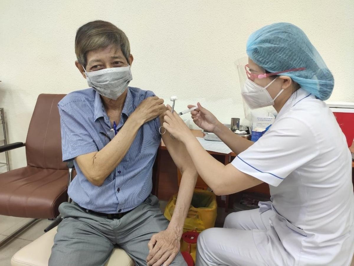 Bệnh viện Nhân dân Gia Định tiêm vaccine cho người trên 65 tuổi.