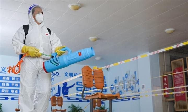 Nhân viên y tế phun khử khuẩn tại một điểm xét nghiệm COVIDd-19 ở Nam Kinh, Trung Quốc. (Ảnh: Tân Hoa xã)