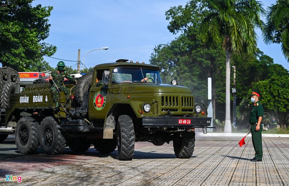 Xe vận tải của quân đội và công an phải tập trung để đưa hàng hóa đến các phường.