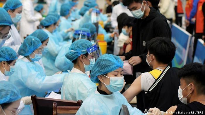 Tiêm vaccine hàng loạt ở Trung Quốc. (Ảnh: Reuters)