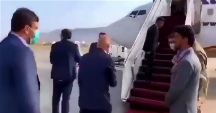 Tổng thống Ashraf Ghani lên máy bay rời khỏi Afghanistan. (Ảnh chụp màn hình)