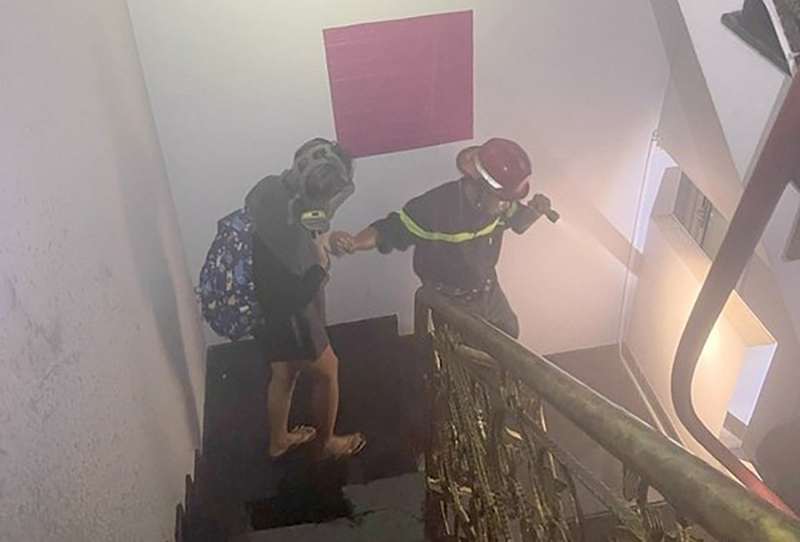 Cảnh sát phòng cháy, chữa cháy <a href='https://www.giaicuu.com' target='_blank'>giải cứu</a> 3 người và hướng dẫn 7 người thoát khỏi vụ cháy nhà trọ 5 tầng ở quận Bình Thạnh