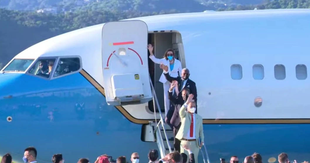 Phái đoàn Mỹ do bà Pelosi dẫn dắt vẫy tay chào trước khi bước vào máy bay. Ảnh: Twitter/Ting Ting Liu.