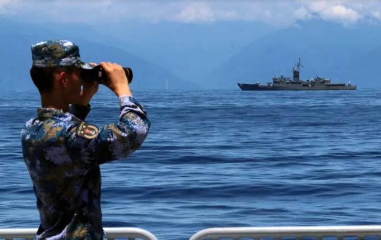 Binh sĩ và tàu chiến Trung Quốc tham gia tập trận bắn đạn thật quanh đảo Đài Loan từ ngày 4 - 7/8. Ảnh: Xinhua