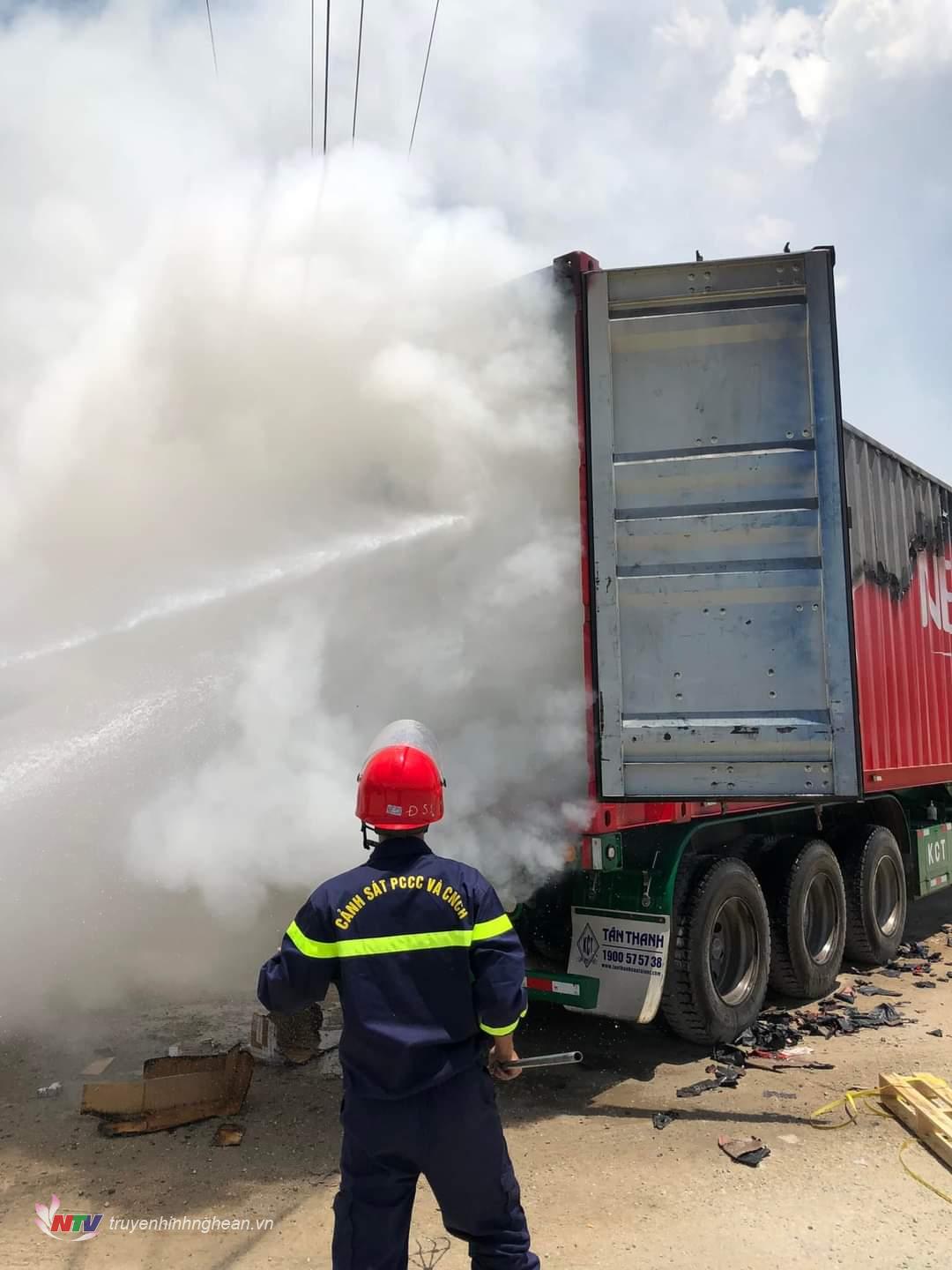 Cháy xe container chở sách tại thành phố Vinh