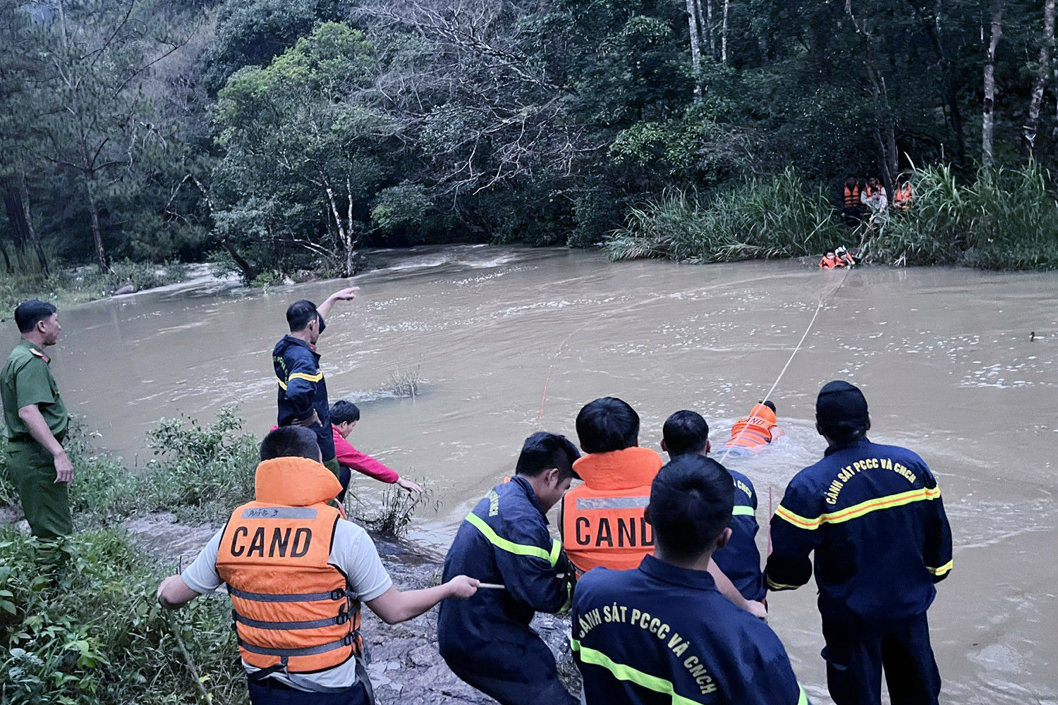 Lực lượng cứu hộ tiếp cận đưa nạn nhân vào bờ an toàn. Ảnh Công an tỉnh Lâm Đồng