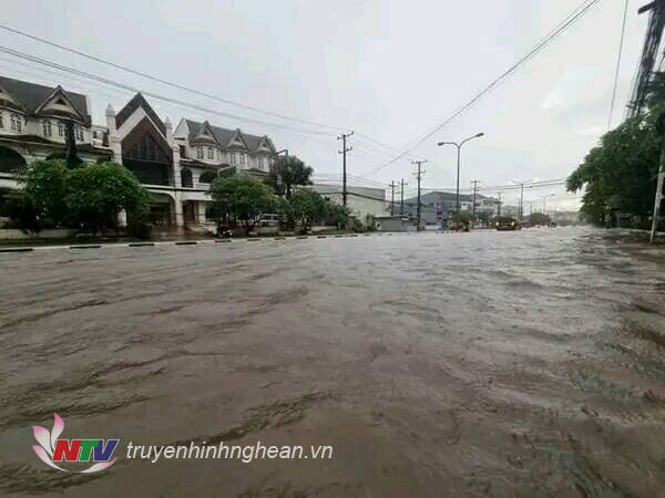 Đường phố ở Vientiane thành sông.
