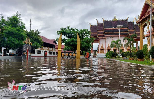 Một ngôi chùa ở quận Sikhottabong bị nước bao vây.