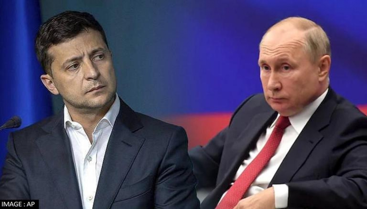 Tổng thống Ukraine Zelensky (trái) và Tổng thống Nga Putin. Ảnh: AP.