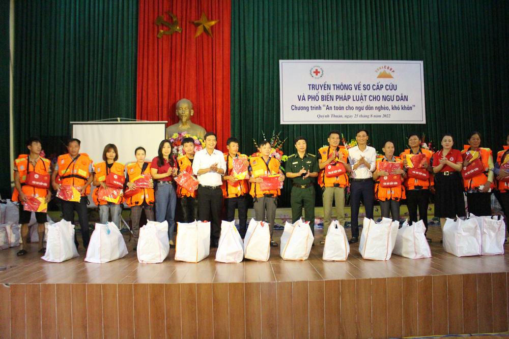 Truyền thông về sơ cấp cứu và phổ biến giáo dục pháp luật cho ngư dân Quỳnh Lưu