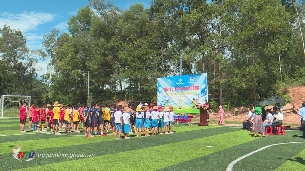Quỹ  Búp Sen Xanh trao tặng sân bóng trường học tại Nam Đàn
