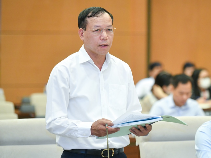 Phó Chánh án Thường trực Tòa án nhân dân tối cao Nguyễn Trí Tuệ trình bày Tờ trình tại phiên họp - Ảnh: Quochoi.vn