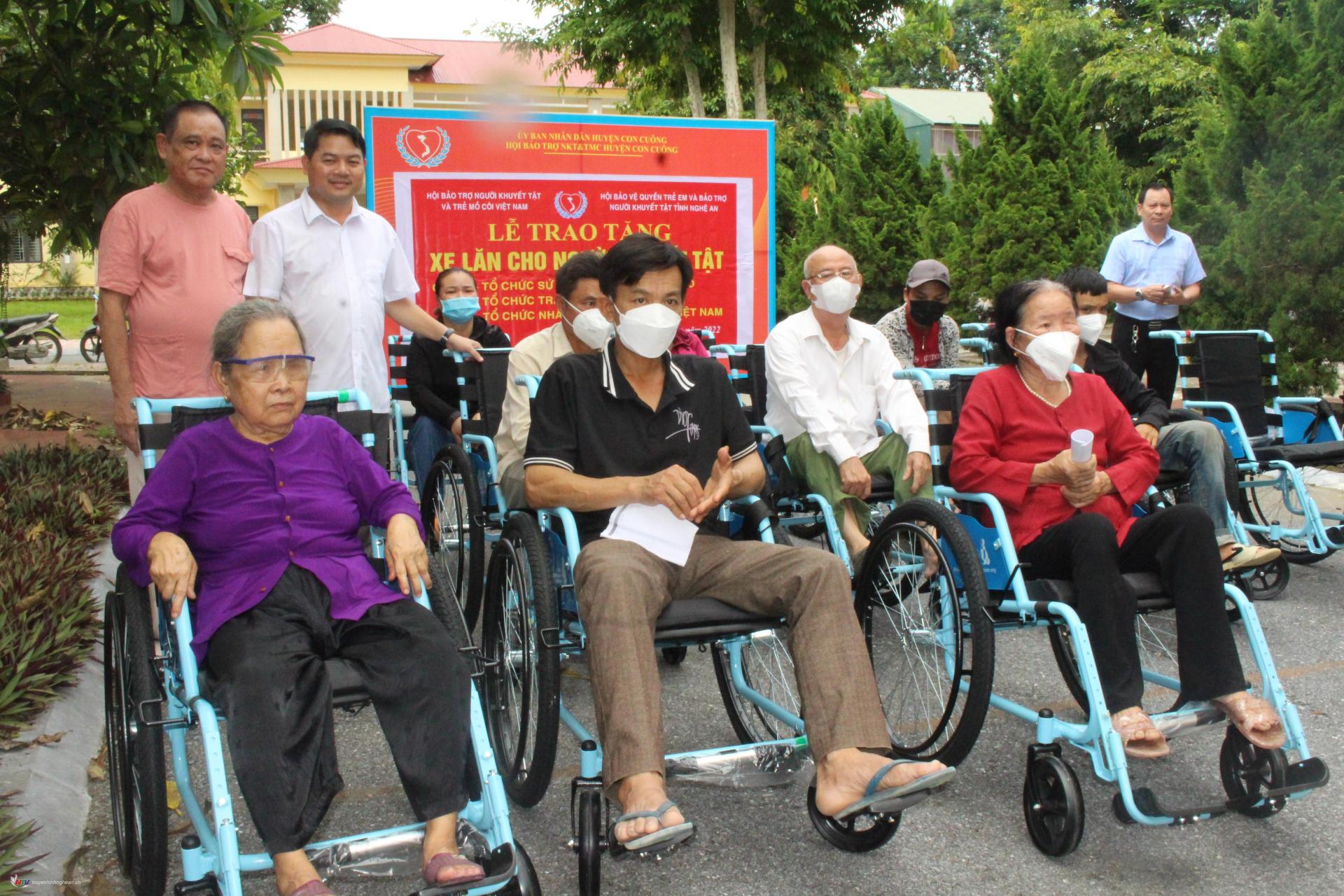 Trao tặng 25 xe lăn cho người khuyết tật và trẻ mồ côi ở Con Cuông