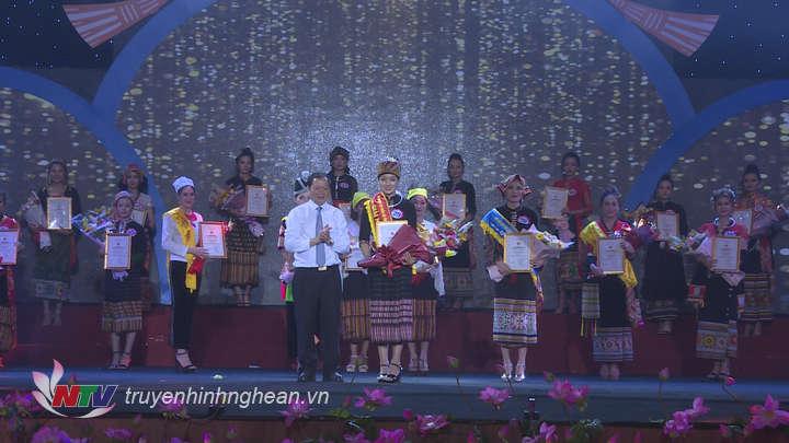 Thí sinh Hà Thảo Danh (huyện Con Cuông) đã đạt giải nhất Hội thi Nét đẹp các dân tộc thiểu số tỉnh Nghệ An năm 2019.