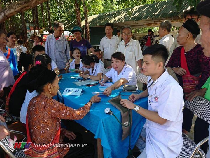 anh 3. đoàn đã khám và cấp thuốc miến phí cho 200 người dân xã Môn Sơn Con Cuông