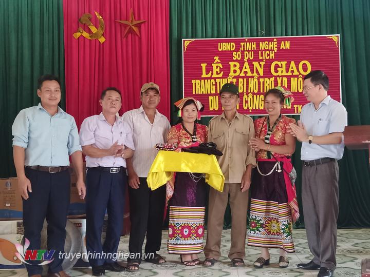Đại diện lãnh đạo Sở du lịch Nghệ An trao trang thiết bị cho các hộ gia đình làm du lịch cộng đồng xã Tiên Kỳ.
