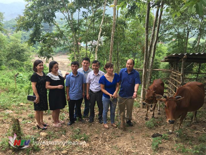  đại diện Chi bộ Tài chính – Kế hoạch UBND huyện  trao 2 con bò giống cho gia đình chị Vi Thị My bản Na Chảo xã Hữu Kiệm.