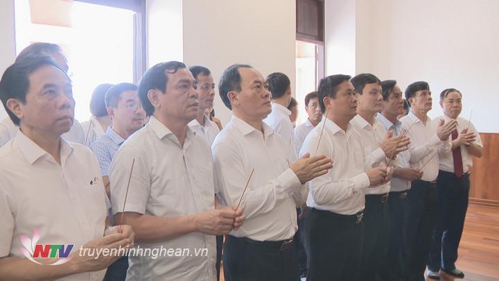 Đoàn công tác UBND tỉnh dâng hương tưởng niệm Chủ tịch Hồ Chí Minh tại Bảo tàng Hồ Chí Minh