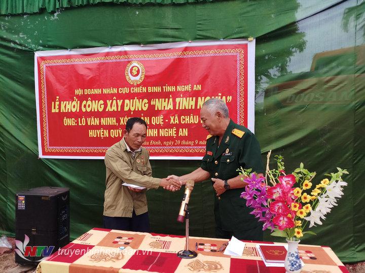 Đại diện hội doanh nhân cựu chiến binh Nghệ An trao tiền hỗ trợ cho gia đình ông Ninh.