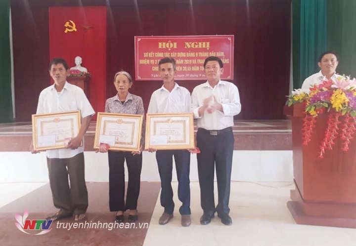 Đảng bộ xã Nghi Công Nam (Nghi Lộc) trao Huy hiệu  Đảng cho 3 Đảng viên