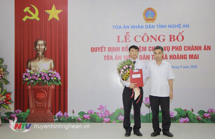  Trao quyết định bổ nhiệm Phó Chánh án TAND thị xã Hoàng Mai.