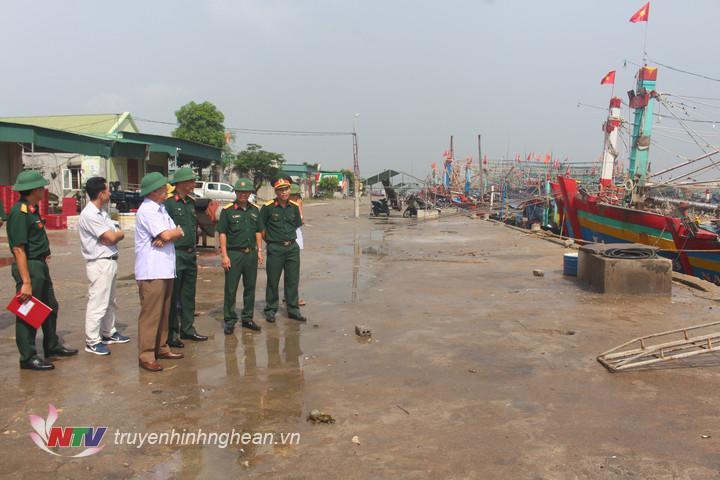 Đoàn công tác của Quân Khu 4 kiểm tra công tác phòng chống cơn bão số 5 tại Cảng Lạch Quèn, huyện Quỳnh Lưu.