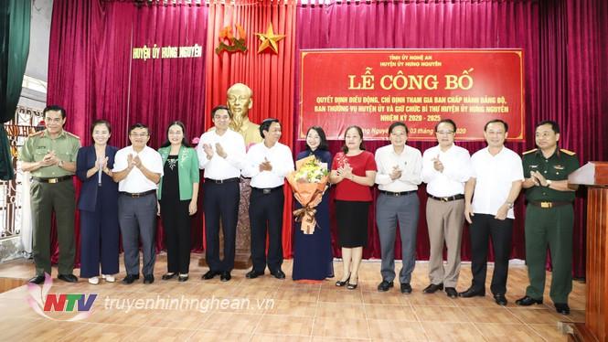  Đại biểu Ban thường vụ Tỉnh ủy Nghệ An tặng hoa chúc mừng bà Nguyễn Thị Thơm.