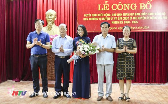 BTV Huyện ủy Hưng Nguyên tặng hoa chúc mừng Tân bí thư Huyện ủy.