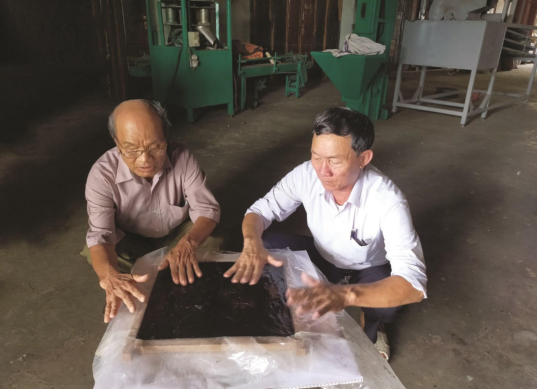 Ông Phan Văn Hòa giới thiệu về cao lúa thảo dược có kháng chất chống ung thư.