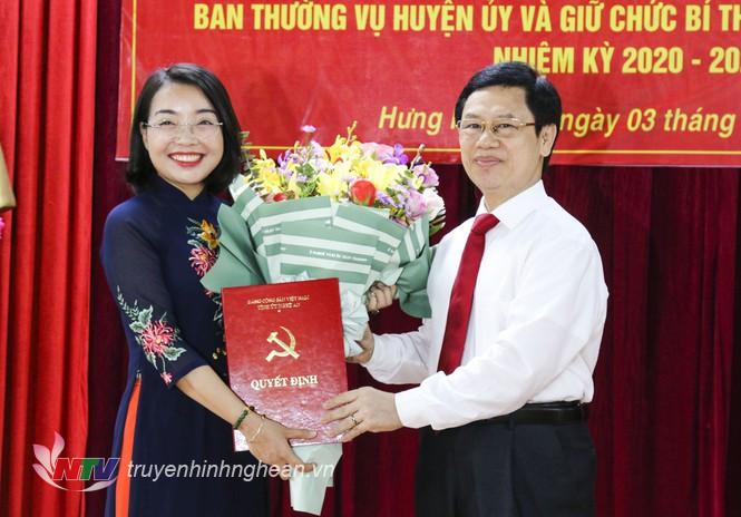 Đồng chí Nguyễn Xuân Sơn trao quyết định cho đồng chí Nguyễn Thị Thơm.