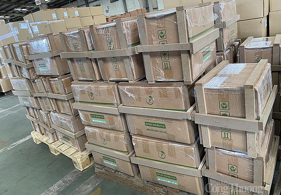Những lô hàng của công ty TNHH Thương mại Hà Duy Minh chuẩn bị lên đường sang Singapore.