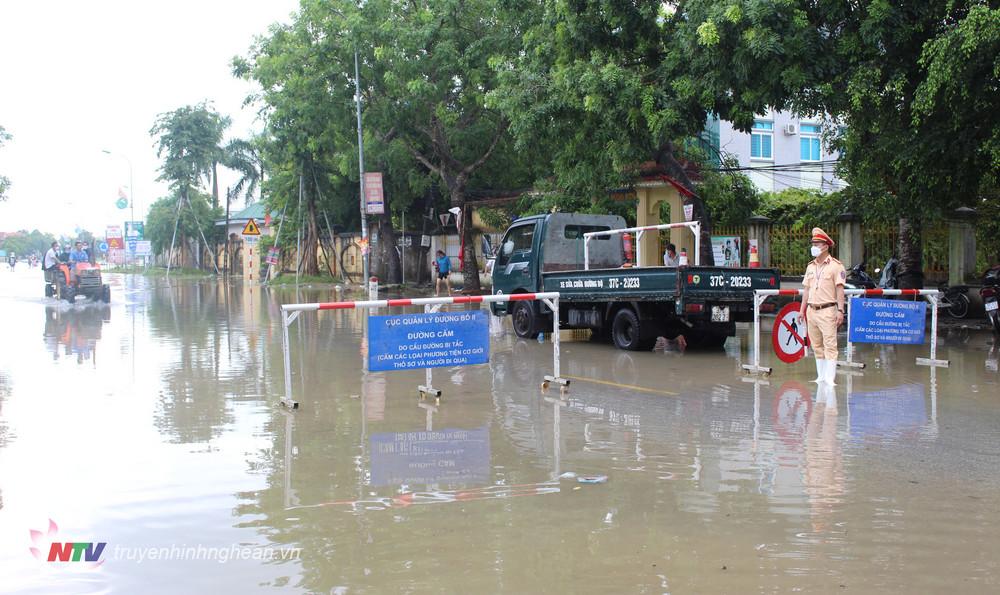 Do tình hình mưa lũ kéo dài gây ngập lụt, chia cắt ở một số địa bàn, tuyến đường, sáng nay 27/9, một số xã trên địa bàn huyện Quỳnh Lưu đã cho học sinh nghỉ học đến khi có thông báo mới.