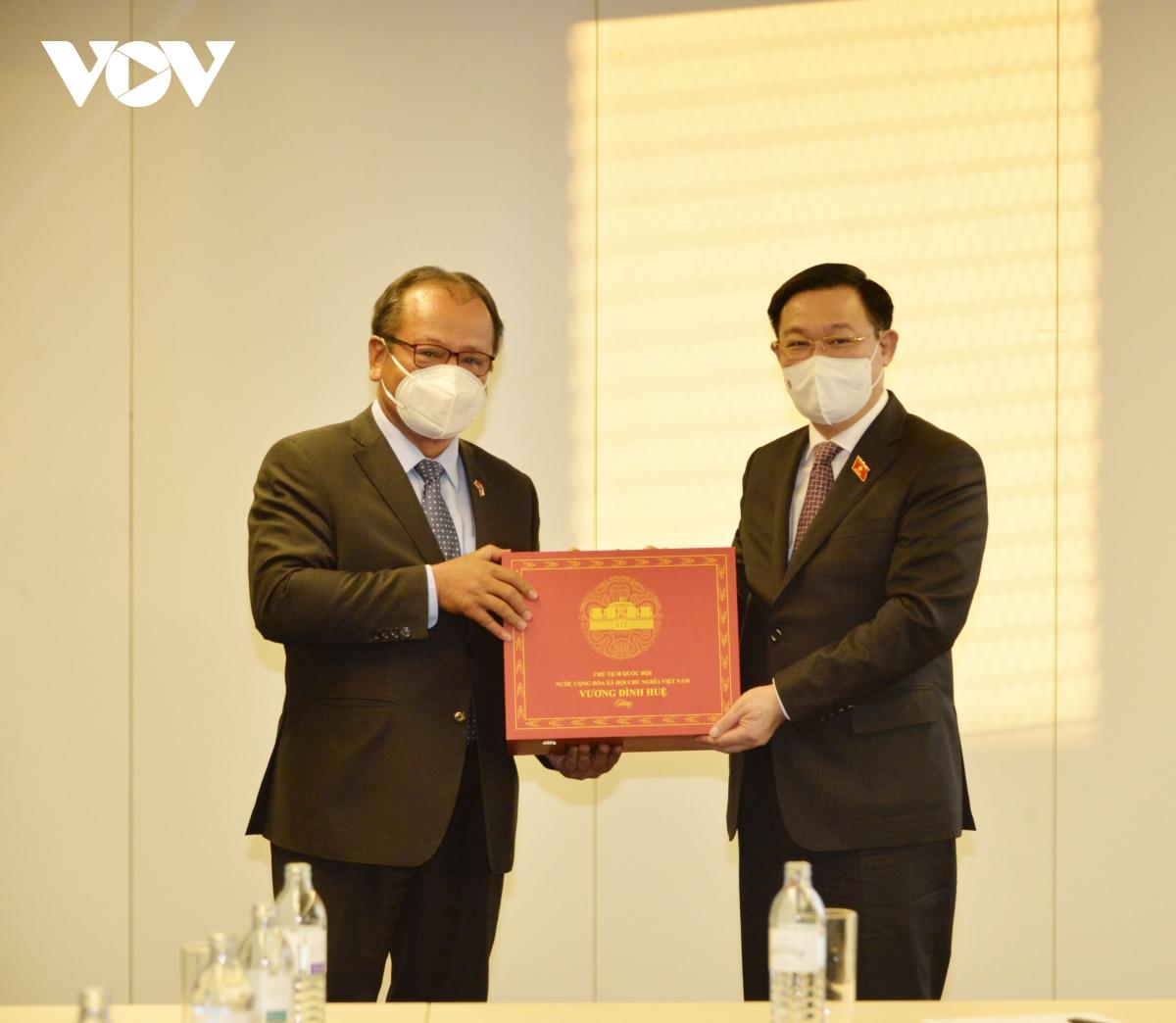 Chủ tịch Quốc hội Vương Đình Huệ tặng quà cho các Đại sứ Việt Nam tại châu Âu.