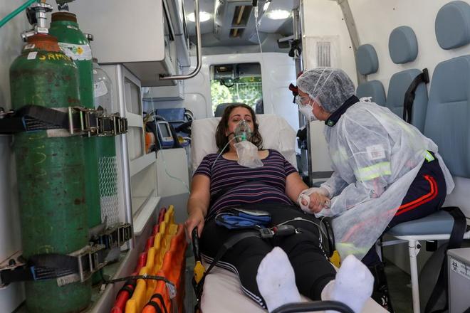 Bệnh nhân Covid-19 bên trong xe cứu thương ở Sao Bernardo do Campo, Brazil. Ảnh: Reuters.