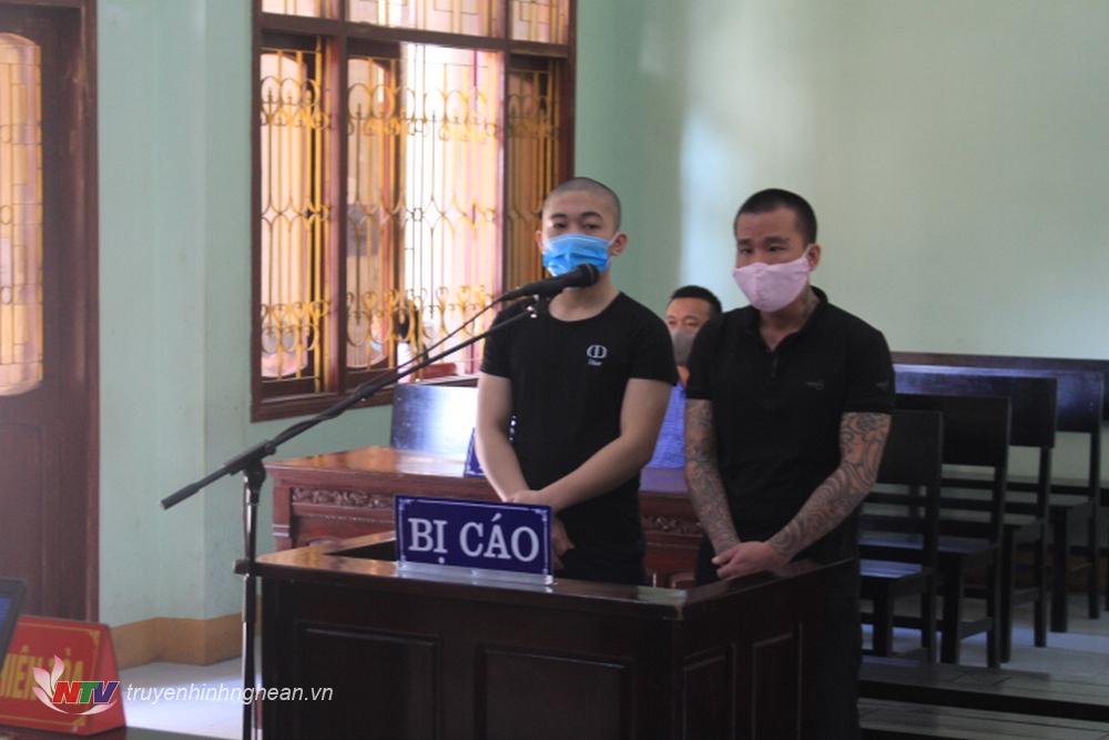 Các bị cáo Hà Trung Hiếu, Phạm Văn Hải (từ trái sang) tại tòa.