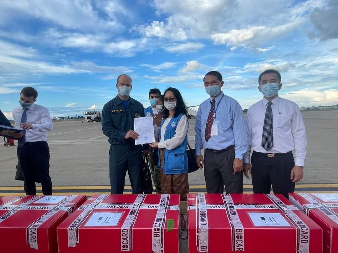 Đại diện phía Lào tiếp nhận 30.000 liều vaccine do Nga tài trợ tại sân bay quốc tế Wattay