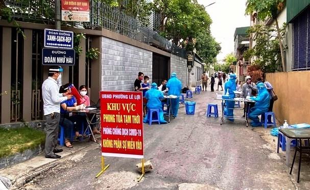 ấy mẫu xét nghiệm Covid-19 tại phường Lê Lợi thuộc thành phố Vinh.