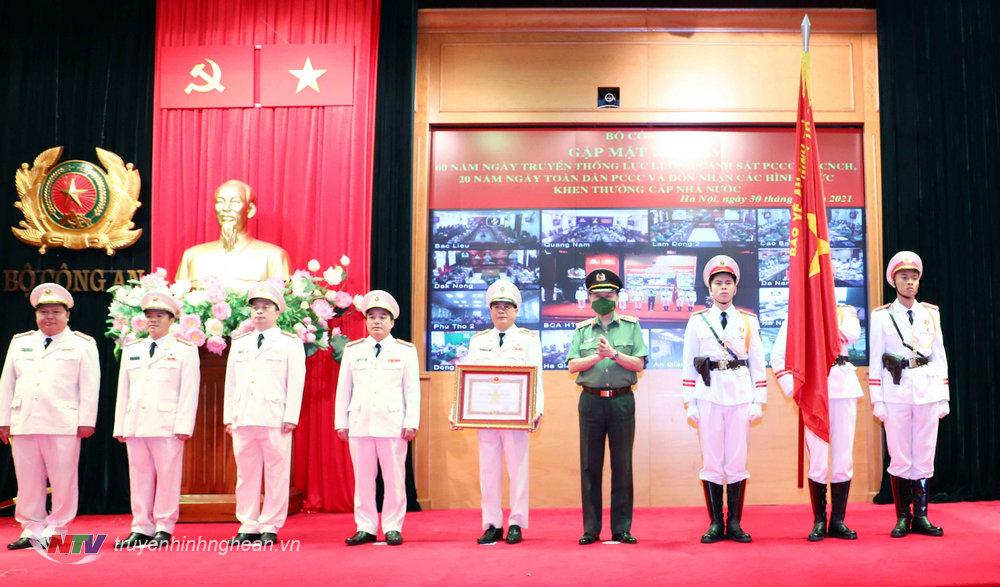 Thừa ủy quyền của Chủ tịch nước, Bộ trưởng Tô Lâm trao Huân chương Quân công hạng Nhì cho Cục Cảnh sát PCCC và CNCH.