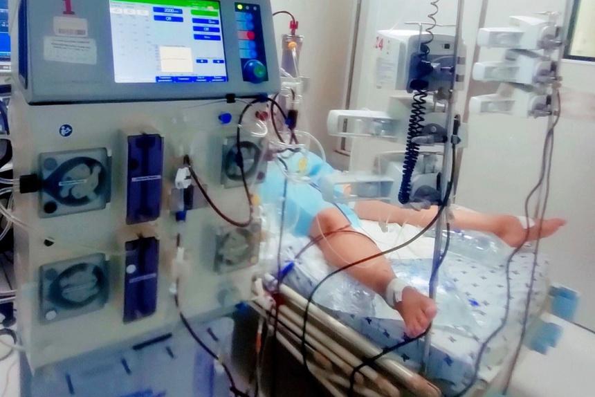 Một bé gái 16 tuổi mắc Covid-19, nặng 90 kg phải lọc máu, hồi sức tích cực tại Bệnh viện Nhi đồng Thành phố.