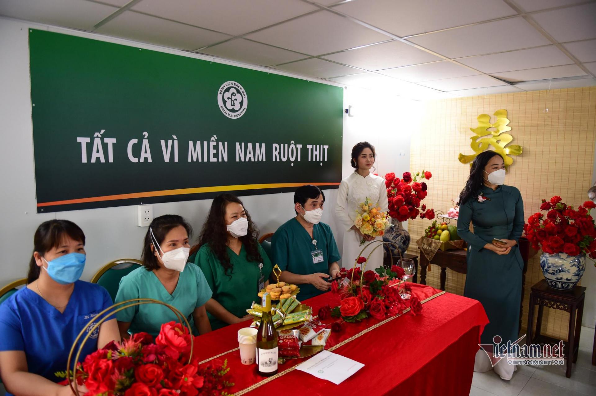 Đội ngũ y bác sĩ bệnh viện Bạch Mai đại diện nhà gái tham dự đám cưới cô dâu Ngọc Diệp ở TP.HCM