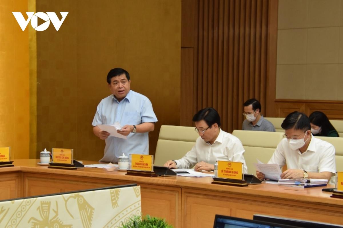 Bộ trưởng Bộ Kế hoạch và Đầu tư Nguyễn Chí Dũng báo cáo tại Hội nghị.
