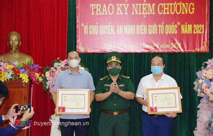 Trao tặng kỷ niệm chương “Vì chủ quyền an ninh biên giới” cho lãnh đạo huyện Kỳ Sơn