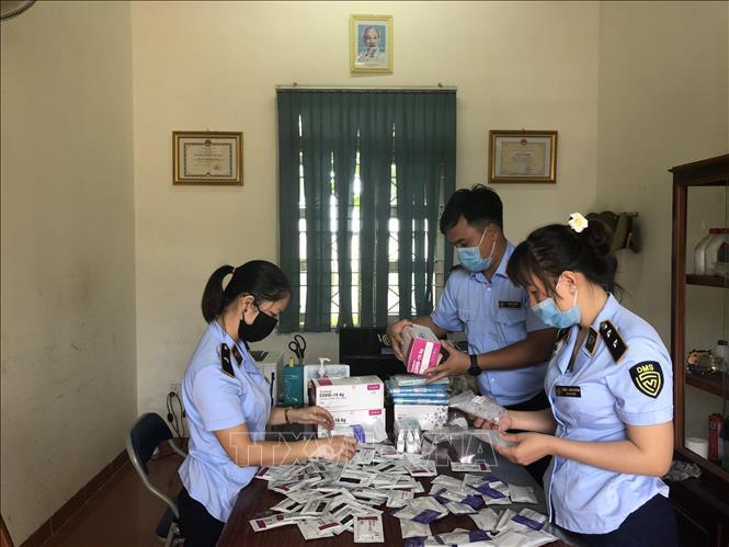 Cục Quản lý thị trường tỉnh Gia Lai tịch thu 100 bộ Kit test nhanh COVID-19 không có hóa đơn, chứng từ tại thành phố Pleiku.  