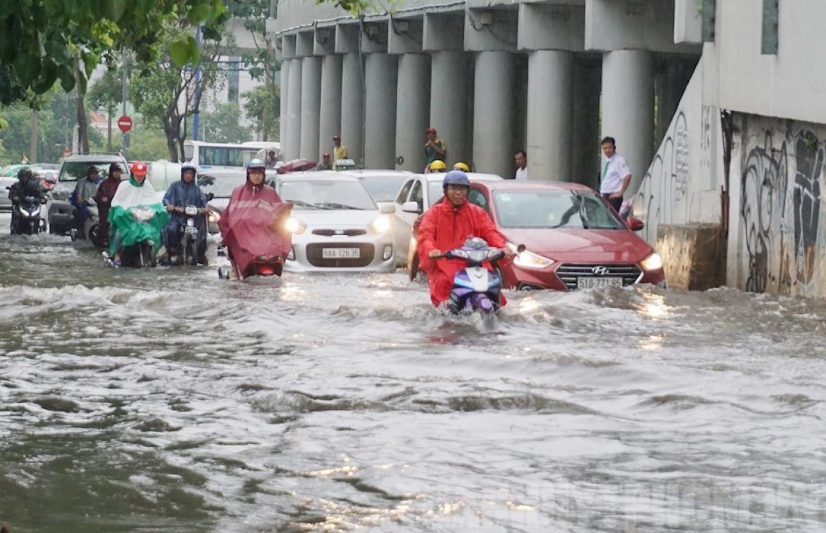 Ngày 6/9, Hà Nội và hầu hết các tỉnh có mưa rào và dông rải rác, cục bộ có mưa to đến rất to với lượng mưa từ 30-70 mm/24h, có nơi trên 90 mm/24 giờ (mưa tập trung và đêm và sáng)...
